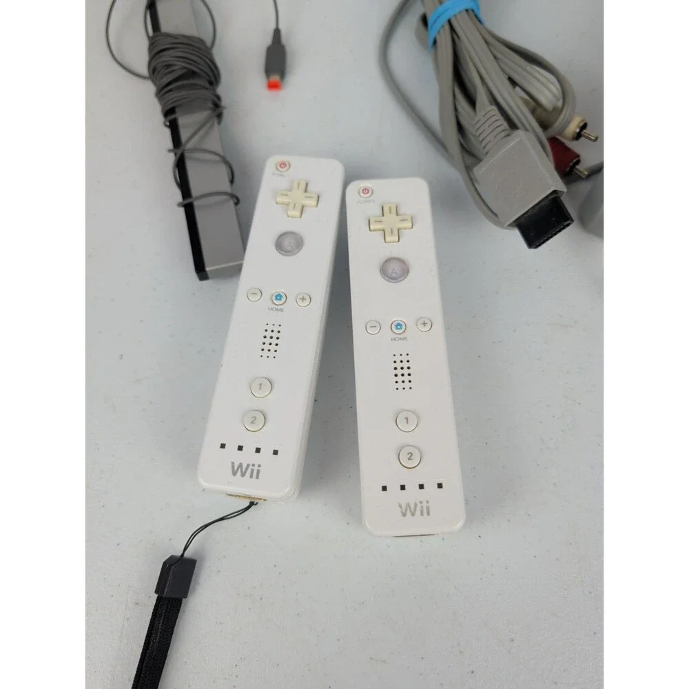 Nintendo Wii Launch Edition White Console RVL-001 CONTROLLERS + 3 Games